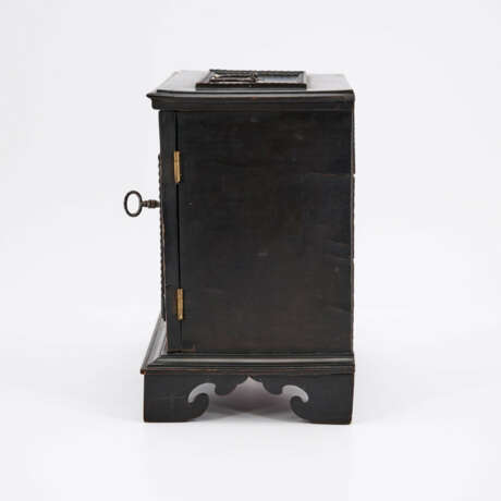 SMALL WOODEN CABINET CHEST WITH ARCHITECTURE AND COSTUME DEPICTIONS - photo 2