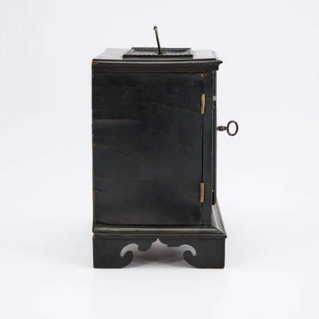 SMALL WOODEN CABINET CHEST WITH ARCHITECTURE AND COSTUME DEPICTIONS - photo 4