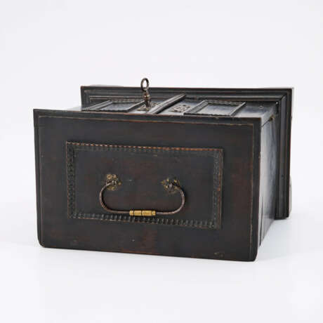 SMALL WOODEN CABINET CHEST WITH ARCHITECTURE AND COSTUME DEPICTIONS - photo 7