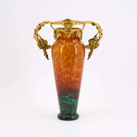 GLASS VASE WITH MOUNTING OF LILAC BRANCHES - photo 3
