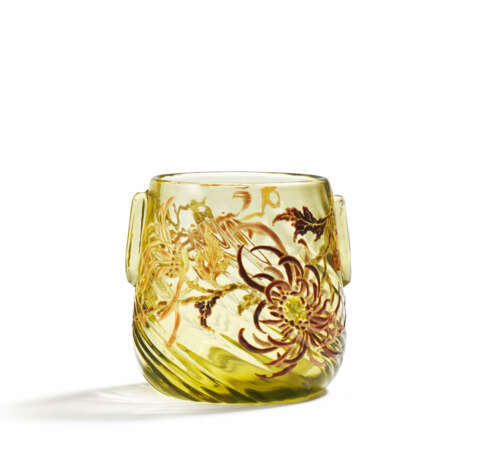 SMALL GLASS VASE WITH CHRYSANTHEMUMS - photo 1
