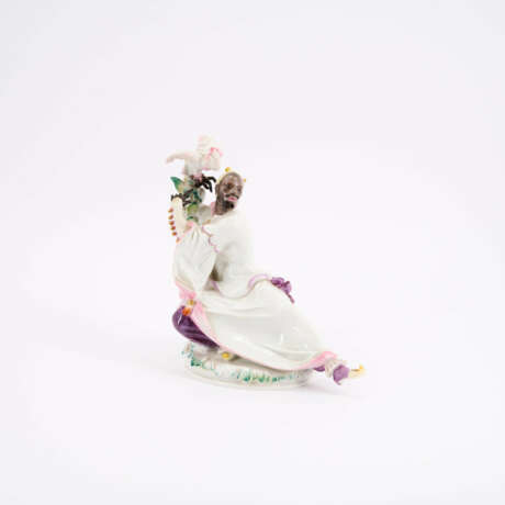 PORCELAIN FIGURINE OF A BLACK MAN WITH CACADOO - фото 1