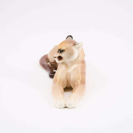 PORCELAIN FIGURINE OF A LYING PUMA - photo 2