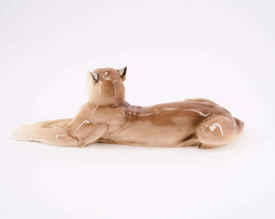 PORCELAIN FIGURINE OF A LYING PUMA - photo 3