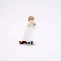 SMALL PORCELAIN FIGURINE OF A BOY WITH ONION PATTERN TEA BOWL