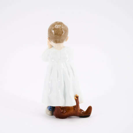 SMALL PORCELAIN FIGURINE OF A BOY WITH ONION PATTERN TEA BOWL - photo 3