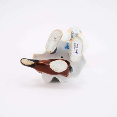 SMALL PORCELAIN FIGURINE OF A BOY WITH ONION PATTERN TEA BOWL - photo 5