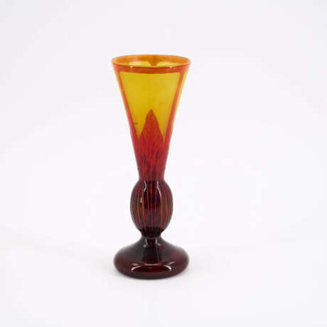 SMALL GLASS VASE WITH FUNNEL-SHAPED NECK 'FEUILLES DE TABAC' - photo 3