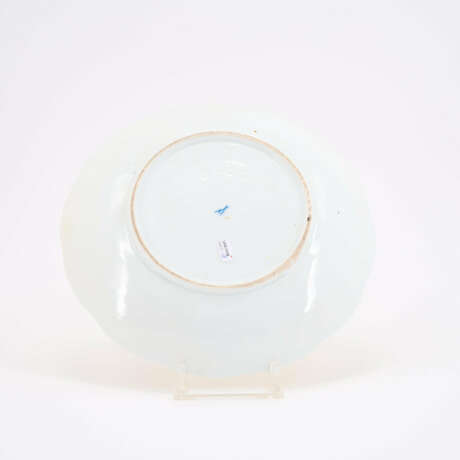 PORCELAIN ÉCUELLE & BASE WITH A LEMON-COLOURED GROUND, DEPICTING RUINS IN QUATREFOIL CARTOUCHES - photo 2