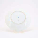 PORCELAIN ÉCUELLE & BASE WITH A LEMON-COLOURED GROUND, DEPICTING RUINS IN QUATREFOIL CARTOUCHES - photo 2