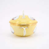 PORCELAIN ÉCUELLE & BASE WITH A LEMON-COLOURED GROUND, DEPICTING RUINS IN QUATREFOIL CARTOUCHES - photo 3