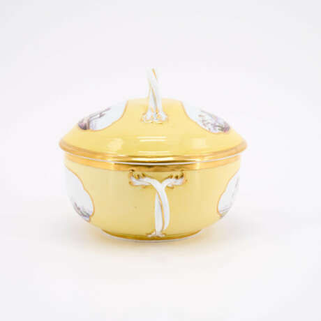 PORCELAIN ÉCUELLE & BASE WITH A LEMON-COLOURED GROUND, DEPICTING RUINS IN QUATREFOIL CARTOUCHES - photo 3
