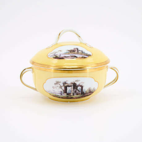 PORCELAIN ÉCUELLE & BASE WITH A LEMON-COLOURED GROUND, DEPICTING RUINS IN QUATREFOIL CARTOUCHES - photo 4