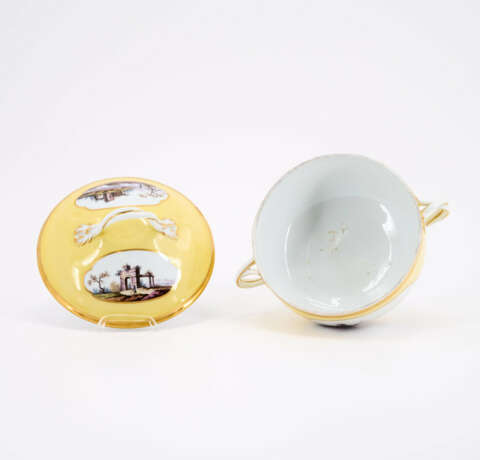 PORCELAIN ÉCUELLE & BASE WITH A LEMON-COLOURED GROUND, DEPICTING RUINS IN QUATREFOIL CARTOUCHES - photo 7
