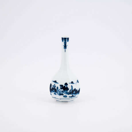 PORCELAIN SHORT-NECK VASE WITH CHINOIS DECOR - photo 1