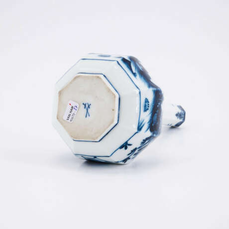 PORCELAIN SHORT-NECK VASE WITH CHINOIS DECOR - photo 7