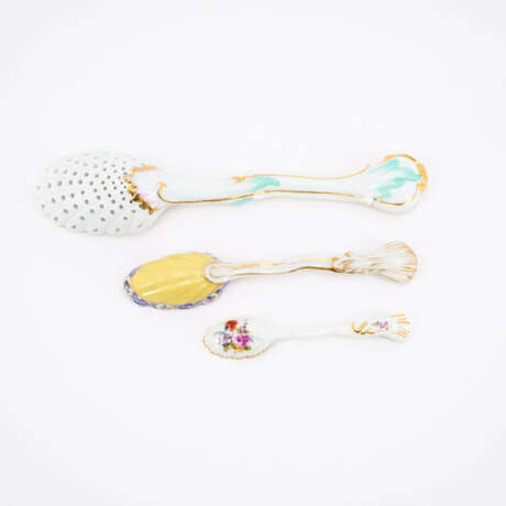 A PORCELAIN SPOON WITH GALLANT SCENE, A PORCELAIN SPOON WITH FLOWERS & A SERVING SPOON - photo 2