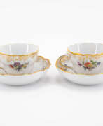 Usine de porcelaine Meissen. PORCELAIN COFFEE SERVICE FOR 12 WITH COLOURFUL COTTON WOOL SCENE