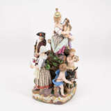 LARGE PORCELAIN ENSEMBLE WITH MUSICIANS AND FEMALE WINEMAKERS - photo 2