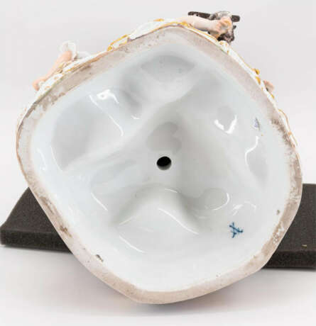 LARGE PORCELAIN ENSEMBLE WITH MUSICIANS AND FEMALE WINEMAKERS - photo 5