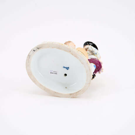 PORCELAIN SMALL ENSEMBLE OF CHILDREN WITH DOG - photo 6