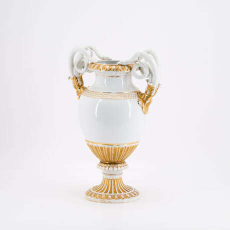 PORCELAIN SNAKE HANDLE VASE - фото 1