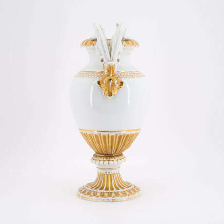 PORCELAIN SNAKE HANDLE VASE - фото 4