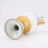 PORCELAIN SNAKE HANDLE VASE - фото 7