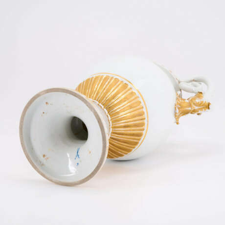 PORCELAIN SNAKE HANDLE VASE - фото 7