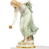PORCELAIN FIGURINE OF THE "KUGELSPIELERIN" ("BALL PLAYER") - фото 1