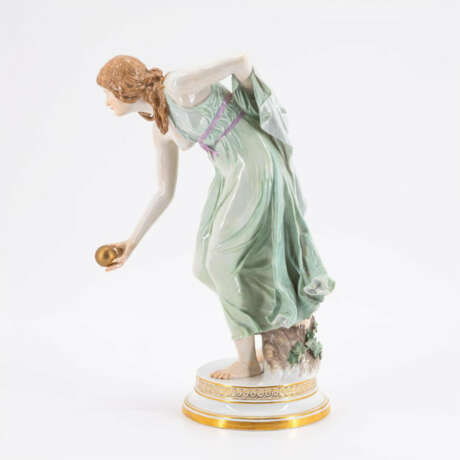 PORCELAIN FIGURINE OF THE "KUGELSPIELERIN" ("BALL PLAYER") - фото 2