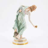 PORCELAIN FIGURINE OF THE "KUGELSPIELERIN" ("BALL PLAYER") - фото 4