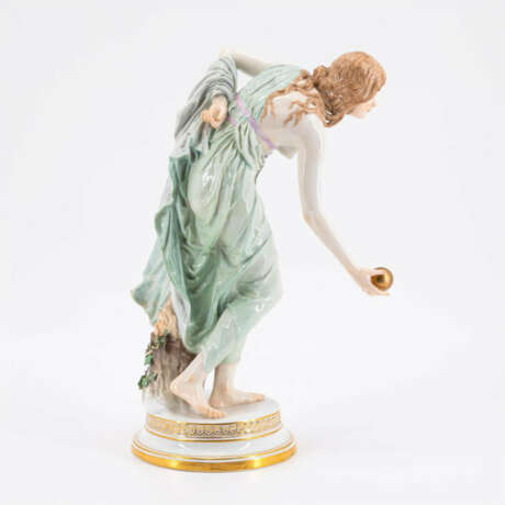 PORCELAIN FIGURINE OF THE "KUGELSPIELERIN" ("BALL PLAYER") - фото 4