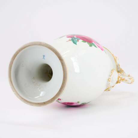LARGE PORCELAIN VASE WITH ROSES - photo 7