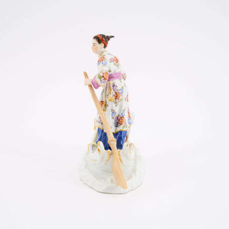 PORCELAIN FIGURINE CHINESE WOMAN WITH CHILD AND HERON IN THE BOAT - photo 2