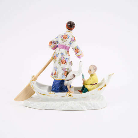 PORCELAIN FIGURINE CHINESE WOMAN WITH CHILD AND HERON IN THE BOAT - photo 3