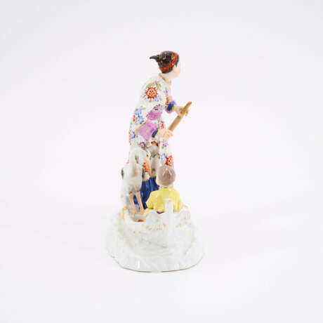 PORCELAIN FIGURINE CHINESE WOMAN WITH CHILD AND HERON IN THE BOAT - photo 4