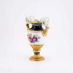 Schlangenhenkelvase mit Blumendekor und Kobaltrand
