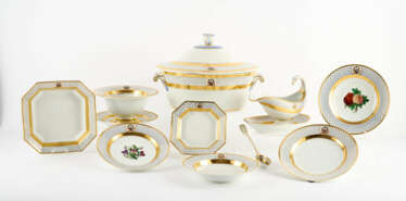 PORCELAIN DINNER SERVICE WITH COAT OF ARMS DECOR
