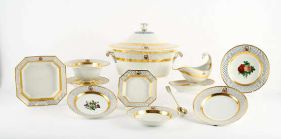 PORCELAIN DINNER SERVICE WITH COAT OF ARMS DECOR - photo 1