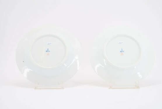 PORCELAIN DINNER SERVICE WITH COAT OF ARMS DECOR - photo 3