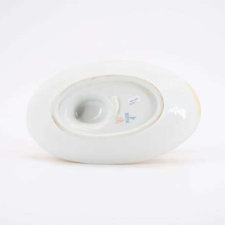PORCELAIN DINNER SERVICE WITH COAT OF ARMS DECOR - photo 11