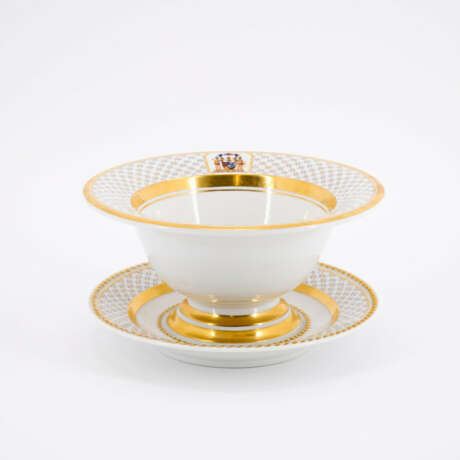 PORCELAIN DINNER SERVICE WITH COAT OF ARMS DECOR - photo 12