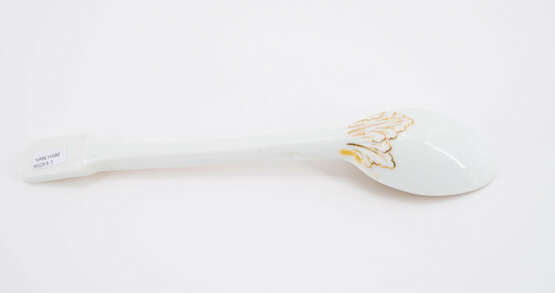 PORCELAIN DINNER SERVICE WITH COAT OF ARMS DECOR - photo 13