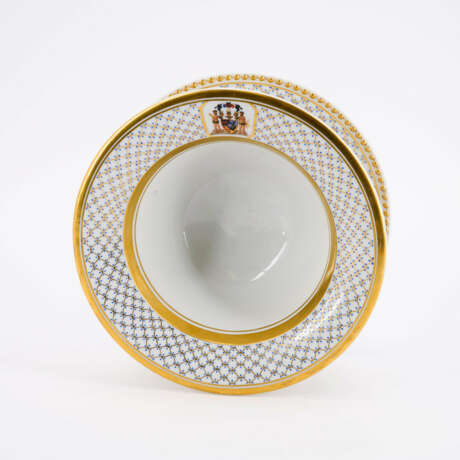 PORCELAIN DINNER SERVICE WITH COAT OF ARMS DECOR - photo 17