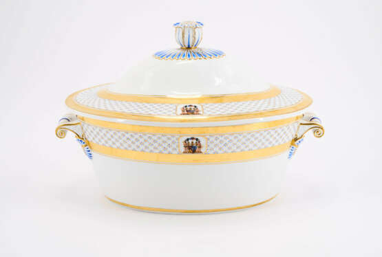 PORCELAIN DINNER SERVICE WITH COAT OF ARMS DECOR - photo 19