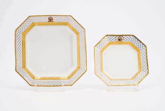 PORCELAIN DINNER SERVICE WITH COAT OF ARMS DECOR - photo 20