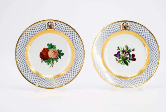 PORCELAIN DINNER SERVICE WITH COAT OF ARMS DECOR - photo 26
