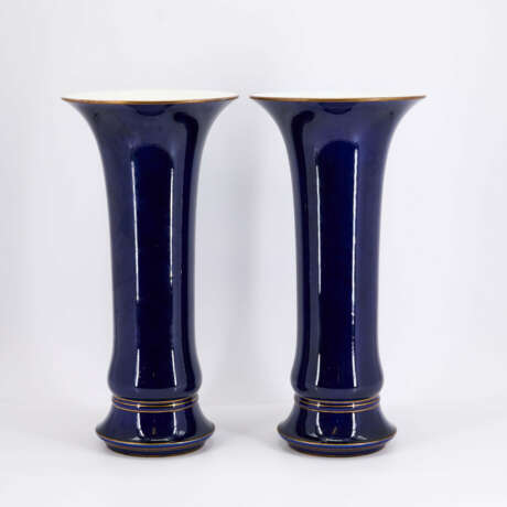 PAIR OF LARGE PORCELAIN TRUMPET VASES WITH COBALT BLUE FOND - photo 4