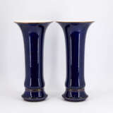 PAIR OF LARGE PORCELAIN TRUMPET VASES WITH COBALT BLUE FOND - photo 4